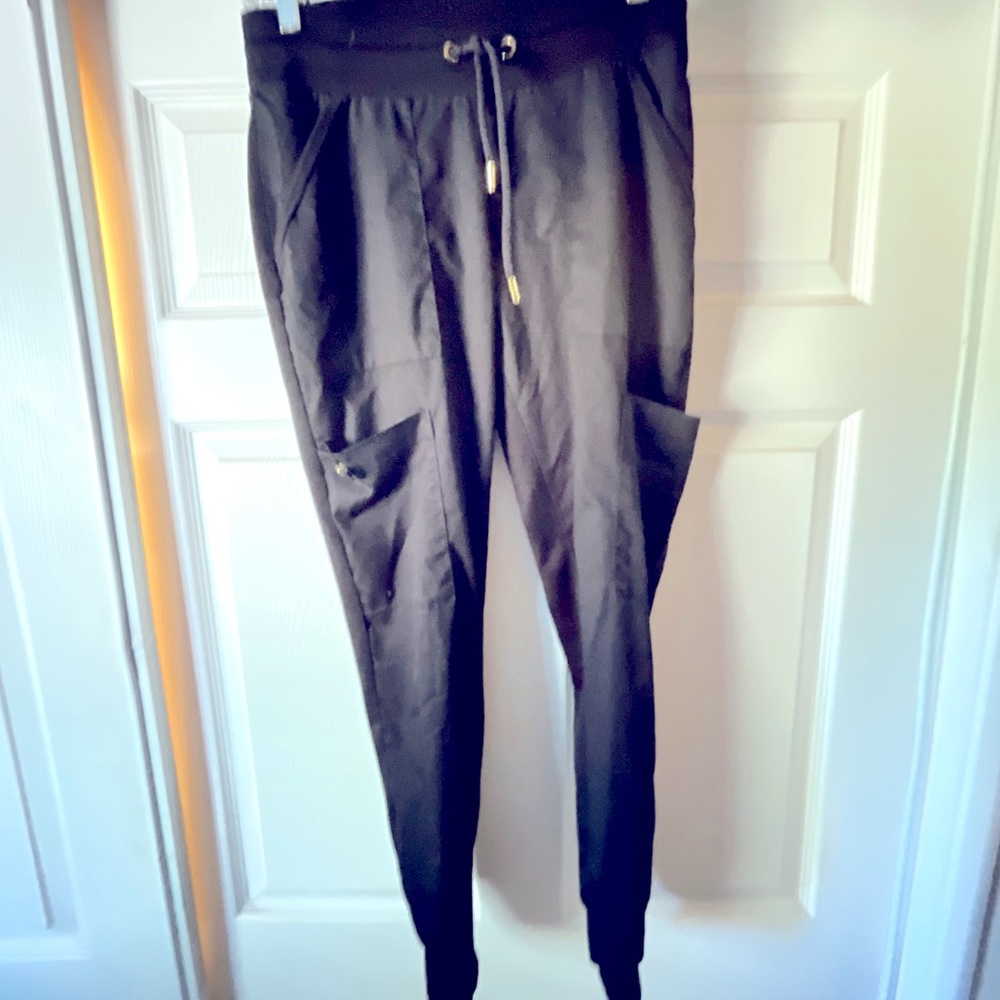 Jaanuu scrub joggers